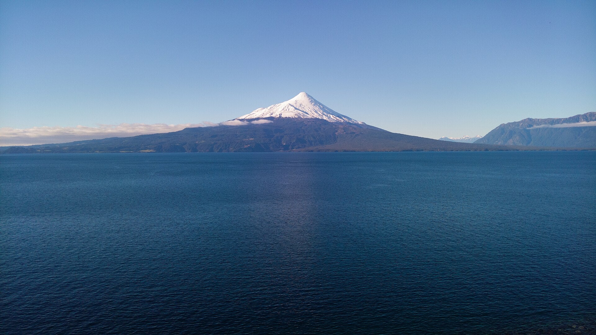 Volcán Osorno y lago Llanquihue, sur de Chile